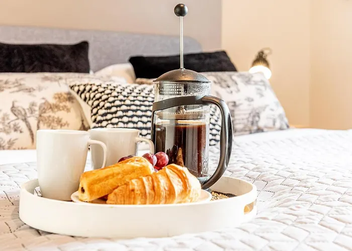 3 Bedroom Home Sleeps 5 Close To Chester City Centre Welcomes Couples, Small Groups, Families And Contractors