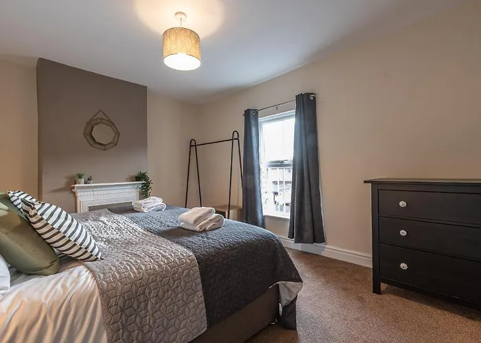3 Bedroom Home Sleeps 5 Close To Chester City Centre Welcomes Couples, Small Groups, Families And Contractors